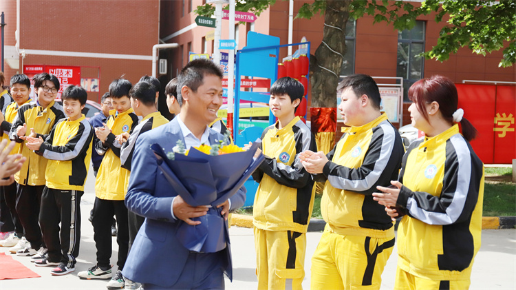 西安万通汽车学校特邀演说家程龙老师为我校演讲【学生习惯养成教育】