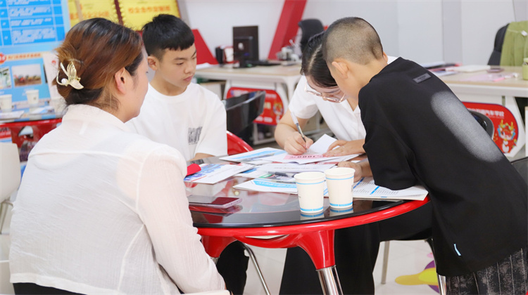 高考出分，中考结束，西安万通接待中心，异常火爆~