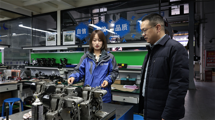 深化校企纽带，共育工匠英才   西安万通汽车学校校长李登宝一行回访连顺变速箱并探望优秀毕业生